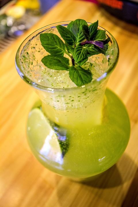 喝 玻璃 玻璃 寒冷的 水果 冰冷的 果汁 茶点 鸡尾酒 柠檬
