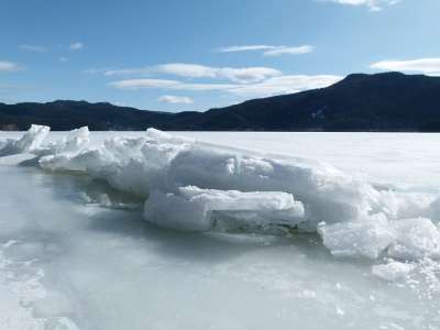 冰块 冬天 冻结 湖 寒冷的 雪