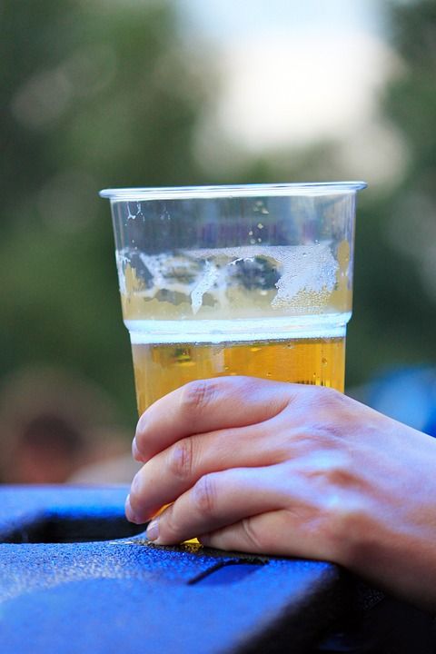 啤酒 节日 杯 塑料杯 喝 啤酒杯 派对 手 夏季节日 人的