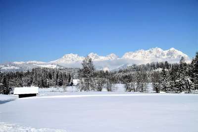 冬天 雪 来临 圣诞节 蓝天 木屋 景观 自然 冬季景观 山