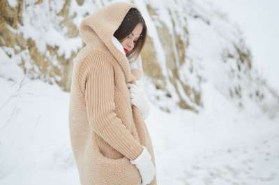 雪 冬天 寒冷的 天气 户外的 卫衣 夹克 人们 女孩 女性