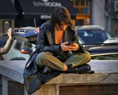女士 手机 户外 城市 随意的 坐着 城市的 发短信
