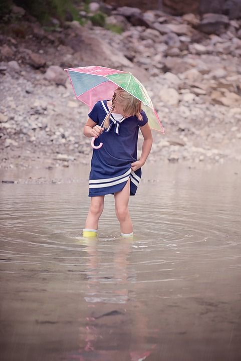 女孩 人 人的 孩子 水 溪 雨 橡胶靴 雨伞 自然 户外