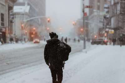 城市 城市的 路 雪 冬天 寒冷的 天气 人们 男人 步行