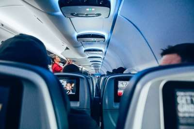 旅行 人们 女士 女孩 空中小姐 飞机 蓝色飞机 蓝色的女人