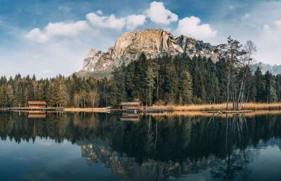 舱 森林 湖 景观 山 户外 反射 河 风景秀丽的 树木 水