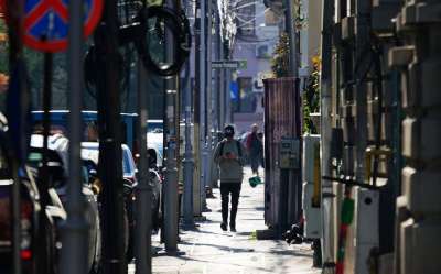 城市景观 男人 随意的 电话 步行 人行道 狭窄 桩 管道