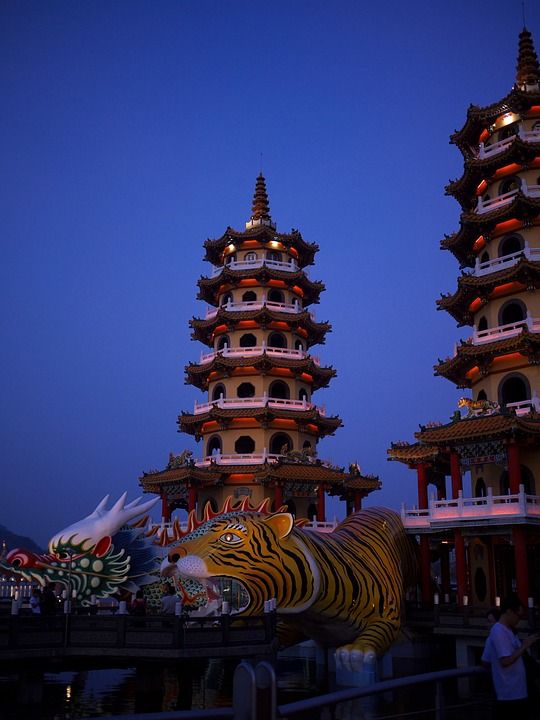 台湾 高雄 技术的战斗塔 莲湖 塔 双塔 晚上 寺 龙 老虎