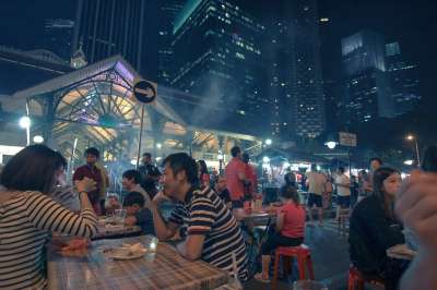 夜晚 市场 建造 人们 家庭 朋友们 男人 女性 孩子们 吃