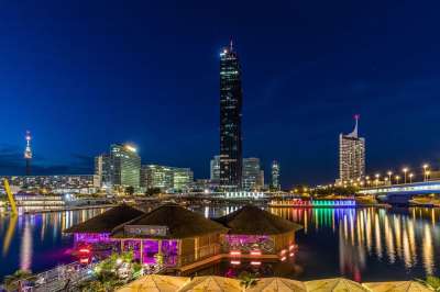 维也纳 多瑙河岛 桑给巴尔岛 Dctower 多瑙河的城市 夜晚