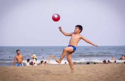 孩子们 男孩 足球 海 Le国Thanh 玩 越南的儿童