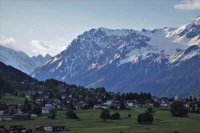 视图 早上 山 似雪 高山 阿尔卑斯山 峰 在早上 雾灯 瑞士
