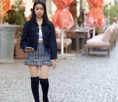 少女心 时尚 靴子 电话 步行 街道 阳台 城市的 已编辑