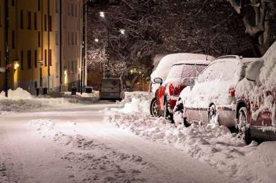 雪 街道 汽车 覆盖 深的 冬天 寒冷的 重的 降雪 季节