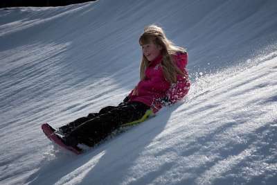 孩子 女孩 冬天 雪 拖鞋 鲍勃 滑动 下坡 乐趣 冬天的乐趣