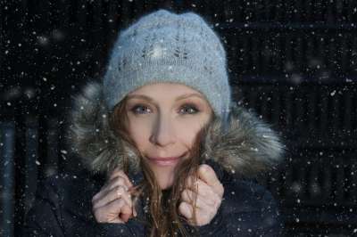 雪 模型 女性 女士 寒冷的 肖像 冬天 时尚 吸引人的 微笑