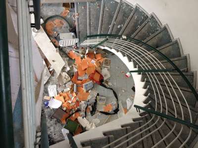 楼梯 废弃的地方 工厂 阶段 瓦解 老建筑 污垢 垃圾 弃
