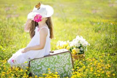 女孩 手提箱 年轻 旅行 花朵 自然 户外的 夏天 黄色 女性