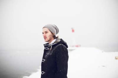 雪 冬天 白色的 寒冷的 天气 冰 人们 男人 引擎盖