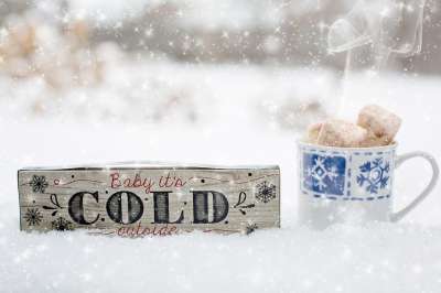 降雪 热饮 木牌 冬天 婴儿外面很冷 喝 饮料 杯子 热巧克力