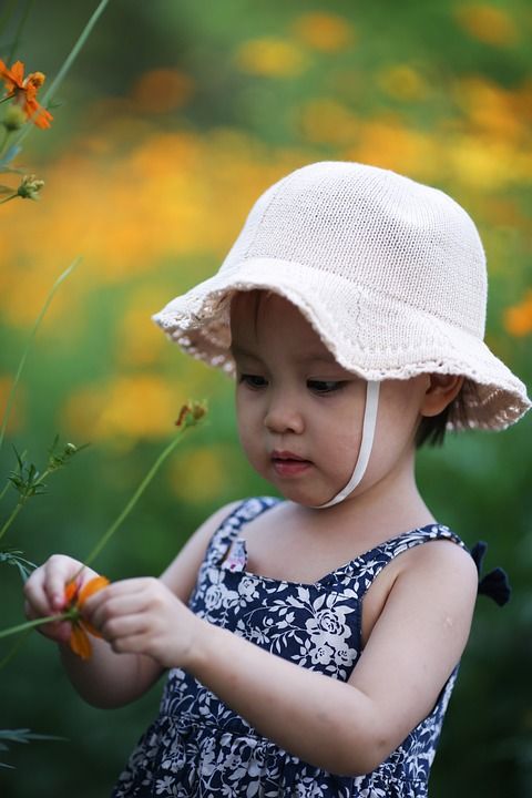 孩子 女孩 裙子 帽子 户外 原野 肖像 童年 花朵 小姑娘