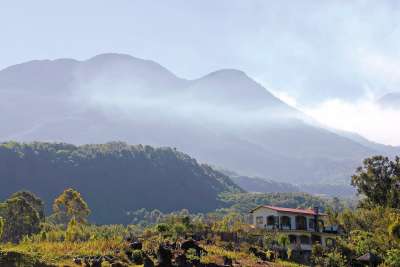 危地马拉 阿蒂特兰湖 圣安东尼奥 云 火山 森林 塞尔瓦 旅行