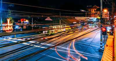 路灯 交界处 夜晚 氖 灯 城市的 运输 街道 车 城市