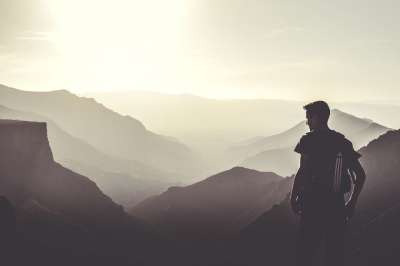 家伙 男人 人们 山 景观 自然 日落 黄昏 天空 背包