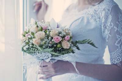 人们 女士 新娘 婚礼 婚姻 花束 爱 亲密的 裙子 袍