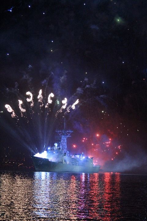 烟花 海军 港口 海上 爱国主义 烟火 爆炸 光 庆典 明亮的
