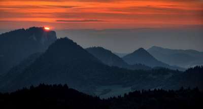 视图 景观 暮光之城 日落 山 山链 地平线 山脉 森林 晚上