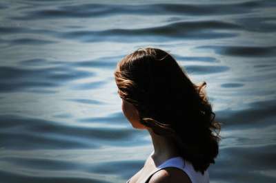 年轻女子 人民 漫步 情绪 自然 美容 河 户外 美在自然中