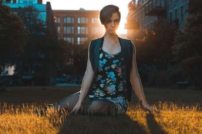 人们 女孩 女士 坐着 目睹 草 户外的 建造 结构 树木