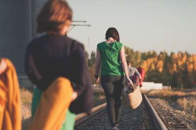 人们 家庭 女士 母亲 孩子们 女孩 男孩 旅行 步行 目睹