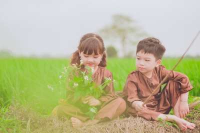 儿童 爱 夫妇 乡村 越南 场 潮湿的稻米 绿色的草地上 草地上
