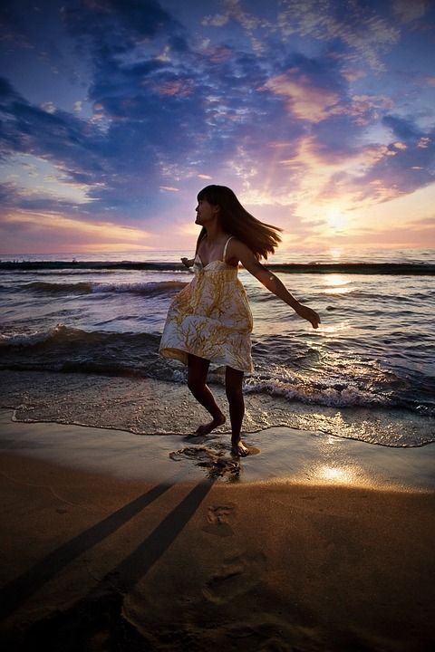 海滩 漫步 女孩 日落 夏天 假期 沙 海景 海 喜悦 幸福