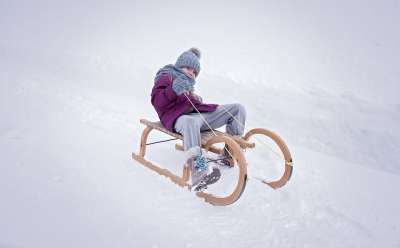 人 人的 孩子 女孩 雪橇 冬天 雪 户外 自然 移动