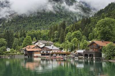 多雾路段 湖 森林 山 水 反射 瓦尔兴湖 景观