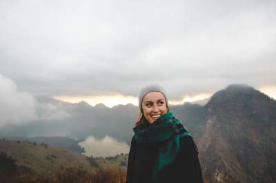 人们 女士 快乐的 围巾 登山家 引擎盖 山 旅行 冒险 跋涉