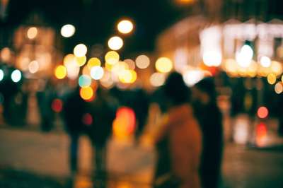 散景 城市的 城市 街道 夜晚 黑暗的 灯 人们 模糊