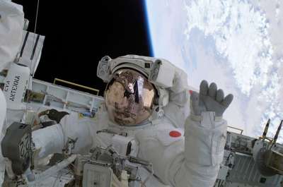 宇航员 挥手 太空人 晴日野口 太空旅行 空间 反射 套装 气氛