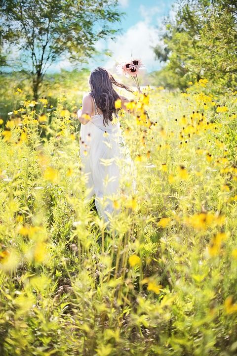 漂亮女人 野花 夏天 自然 快乐的 幸福 原野 户外的 国家