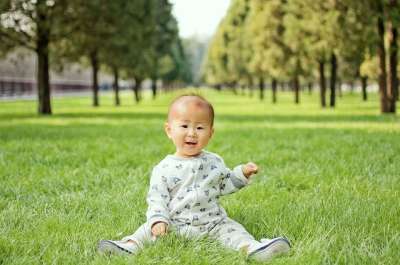 草坪 大自然 儿童 夏季 公园 干草地 户外 小巧的 乐趣