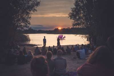 自然 景观 户外 夏天 嬉皮士 节日 人们 户外的 晚上 水