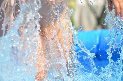 水 蓝色的 水上运动 游泳池 溅 儿童 夏天 海滩 假日 滴