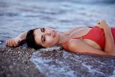 女士 脸 模型 海滩 沙 海洋 泡沫 海浪 溅 时尚 头发