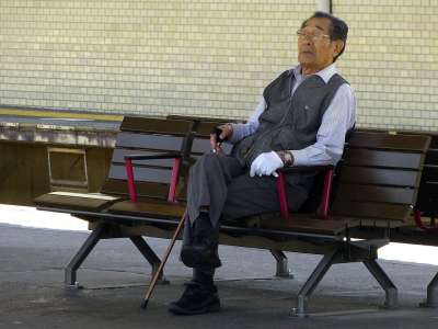 日本人 老人 坐着 爷爷 思维 长椅 拐杖 休息