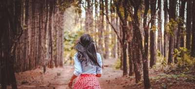 人们 女士 女孩 跑步 小路 自然 植物 树木 棕树