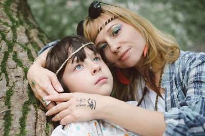 纵向 妈妈和儿子 特写 嬉皮士 自由 自然 树 家庭 孩子们颜色