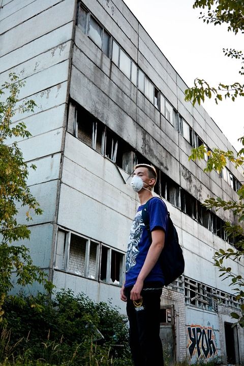 男人 口罩 被遗弃的建筑 肖像 男性 人 年轻 脸 家伙 冒险